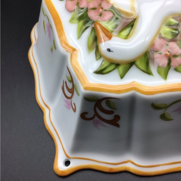 Franklin Mint Porcelain Jello Mould Wall Hanging - Picture 3 of 4